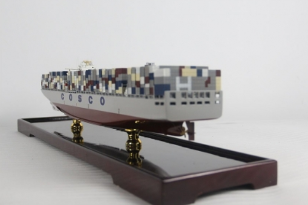 万箱模型船：工艺精湛的微缩世界，展现海洋运输巨擘魅力