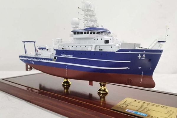  嘉庚号科考船模型：迈向海洋科学探索新纪元