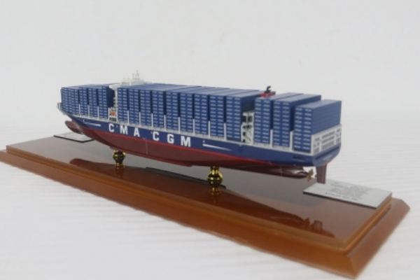 9400TEU集装箱船：技术创新、运营模式与行业影响的深度剖析