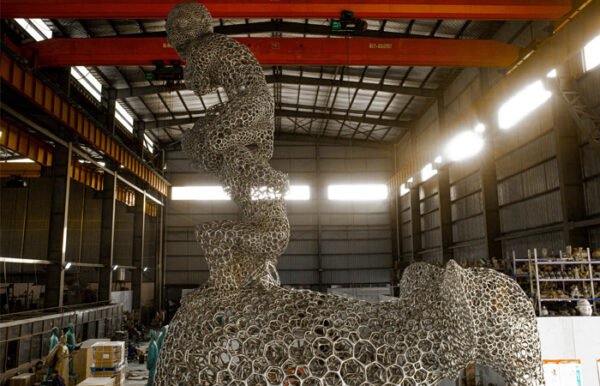 一个 3D 打印的大象雕塑正在中国的一家店面出现