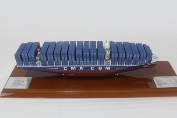9400TEU集装箱船：技术创新、运营模式与行业影响的深度剖析