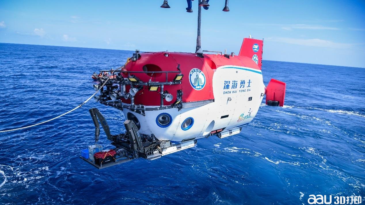 搭乘“深海勇士”号载人潜水器南科大学子完成3900米级深潜作业