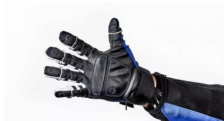 工人可以使用RoboGloves在通用装配厂处理3D打印部件