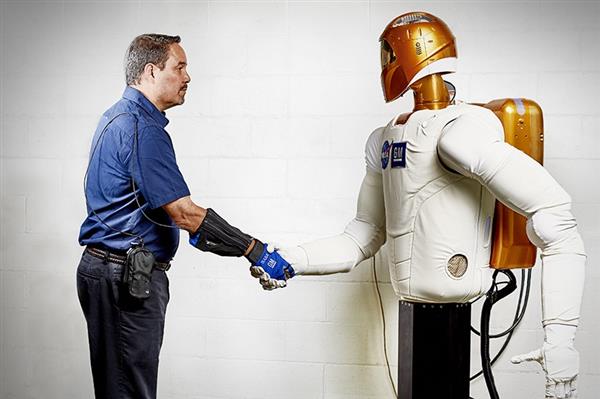 工人可以使用RoboGloves在通用装配厂处理3D打印部件