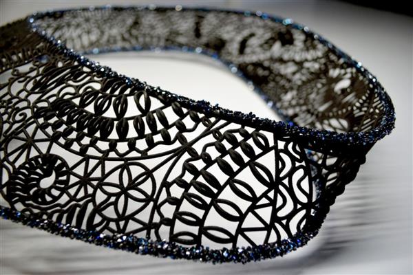 露丝·卡特的3D打印作品“黑豹”赢得奥斯卡最佳服装设计奖
