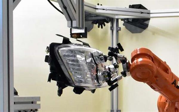 3D打印机器人在汽车前照灯组件上成功3D打印替换接线片