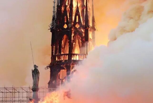 有着近900年历史的巴黎圣母院正在被大火吞噬