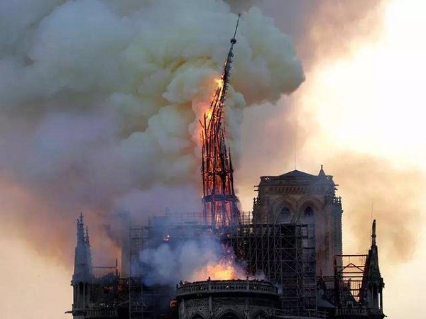 被焚烧的巴黎圣母院