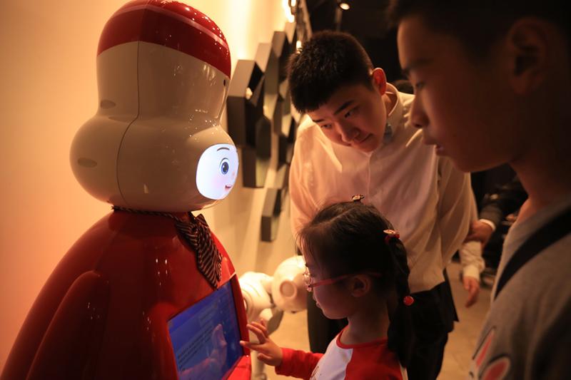 小朋友在中国3D打印博物馆和机器人对话。