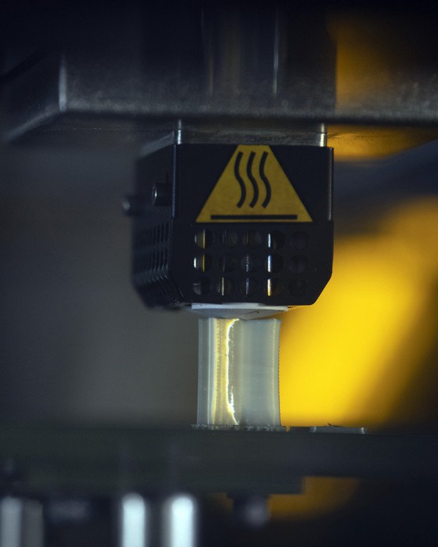 飞机零件在Stratasys F900 3D打印机上打印