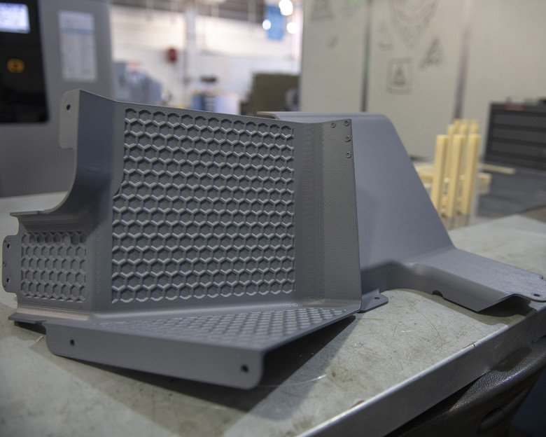 厕所盖板是在Stratasys F900上印刷后授权使用的第一批飞机零件