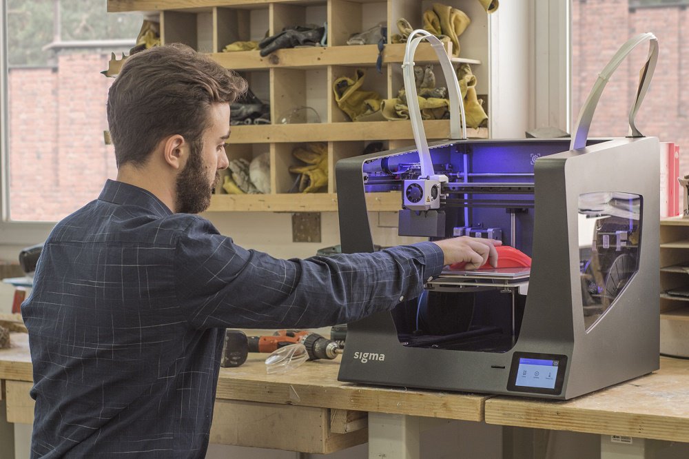  IED Barcelona的一名学生使用Sigma 3D打印机