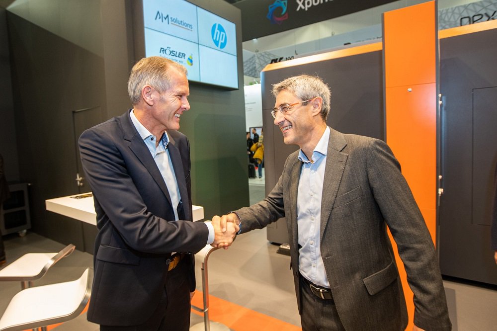 Rösler集团首席执行官StephanRösler与Formnext的HP 3D打印和数字制造部门临时主管Ramon Pastor握手