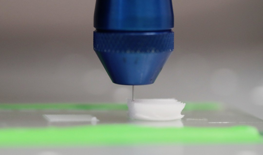 溶剂浇铸3D打印机上的打印机头从针头逐层沉积功能化聚合物墨水
